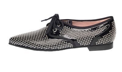 Zapatos oxfords de charol negro con tachas de Pretty Loafers